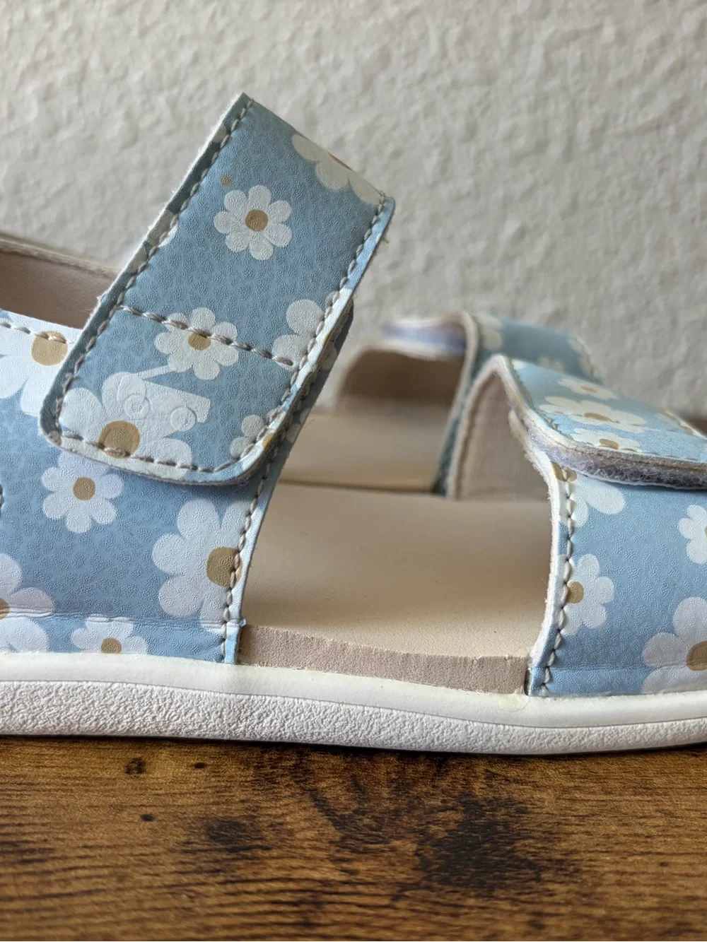 See Kai Run Girls 11 Jaylen Sandal Hook Loop Water Friendly Daisies Blue White